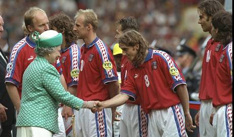 Kapitán Kadlec (vlevo) pedstavuje ped finále EURO 96 spoluhráe anglické královn.