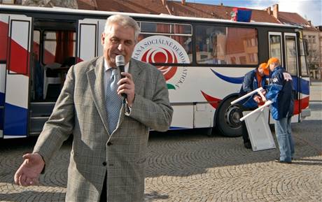 Milo Zeman se svou 'volební zbraní' - autobusem Zemákem (snímek z roku 2006).