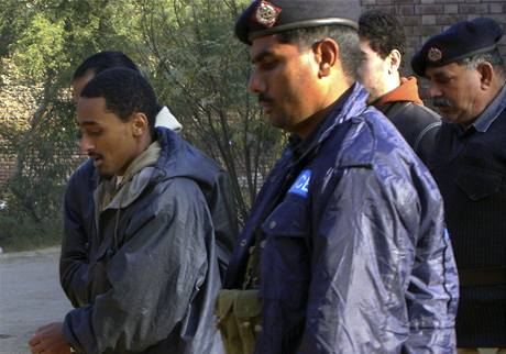 Pákistánská policejní eskorta doprovází ptici amerických muslim k soudu.