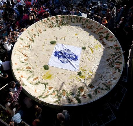Izraeltí kuchai dnes pekonali necelé ti msíce starý rekord libanonských koleg, kdy v Abú Ghúi uvaili 4 tuny hummusu