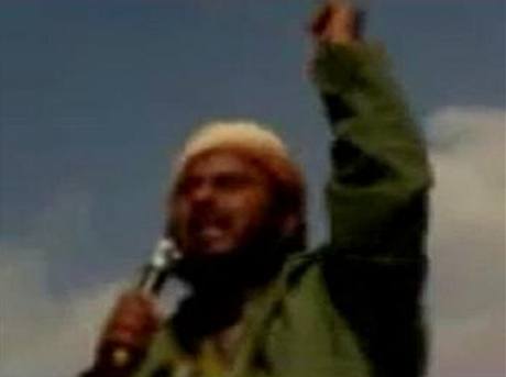 Al-Kalwi, jeden z vdc vcvikovho tbora na zbrech z amatrskho videa