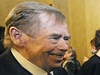 Exprezident Václav Havel (vlevo) zdraví spisovatele Ivana Klímu, který pevzal Cenu Karla apka.