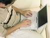 Mladý Číňan u laptopu (ilustrační foto)