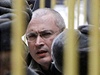 Bývalý éf Jukosu Michail Chodorkovskij byl pí píchodu k soudu peliv hlídán. 