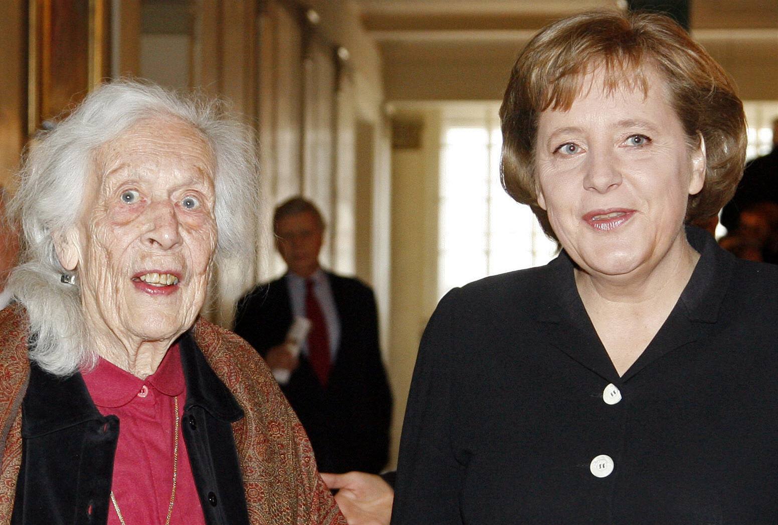�lenka hnutí odporu a politi�ka. Freya von Moltkeová (vlevo) na archivním snímku s n�meckou kanclé�kou Angelou Merkelovou. 