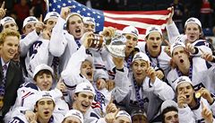 Mladí hokejisté USA slaví titul mistr� sv�ta.