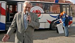 Milo Zeman se svou 'volební zbraní' - autobusem Zemákem (snímek z roku 2006).