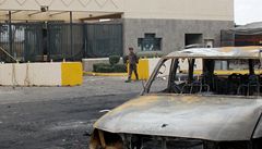 Výbuch p�ed velvyslanectvím Spojených stát� v Jemenu ze dne 18. zá�í.  Ú�ad byl dnes z bezpe�nostních d�vod� uzav�en.