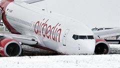 Boeing 737 spolenosti Air Berlin poté, co stroj pi startu náhle sjel ze startovací dráhy