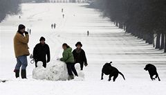 Snh paralyzuje dopravu v Evrop i USA. V ecku je zase rekordn teplo