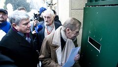 Václav Havel, Landovský a biskup Malý li ped ínské velvyslanectví.