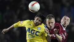 Zleva Tomá� Jun z Teplic a Michal Kadlec a Tomá� �epka ze Sparty v utkání 20. kola první fotbalové ligy.