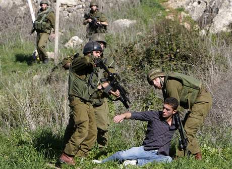 Izraeltí vojáci zadreli minulý týden Palestnce, který se zapojil do rvaky s izraelskými osadníky.