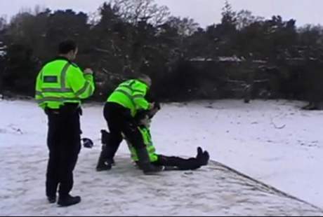 Policie v Oxfordu bobuje na títech