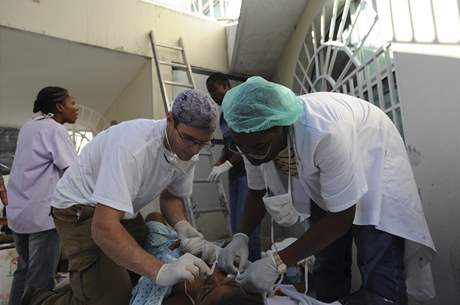 Ped troskami pvodní úrazové nemocnice Léka bez hranic na Haiti pokrauje poskytování zdravotnické pomoci v provizorních podmínkách polní stanové nemocnice. 