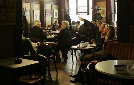 Zákazníci si vychutnávají kávu v pravé vídeské kavárn Hawelka v centru metropole.