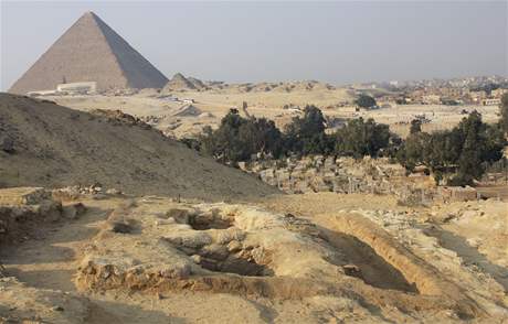 Nov objevené hroby stavitel pyramid. V pozadí Cheopsova pyramida