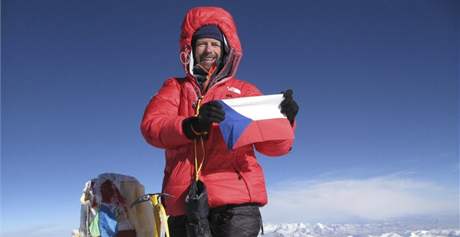 Praský primátor Pavel Bém (ODS) na vrcholu Mount Everestu, nejvyí hory svta, který z nepálské strany zdolal 18. kvtna