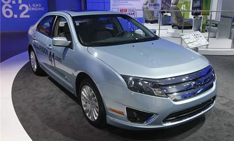 Ford Fusion Hybrid na autosalonu v Detroitu