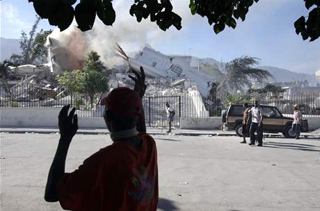 Jeden ze zniených dom v haitském Port-au-Prince po dsivém zemtesení.