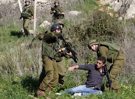 Izraelští vojáci zadrželi minulý týden Palestnce, který se zapojil do rvačky s izraelskými osadníky.
