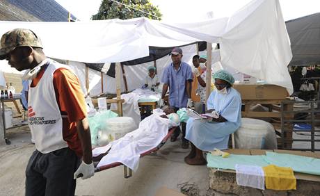 Ped troskami pvodn razov nemocnice Lka bez hranic na Haiti pokrauje poskytovn zdravotnick pomoci v provizornch podmnkch poln stanov nemocnice. 