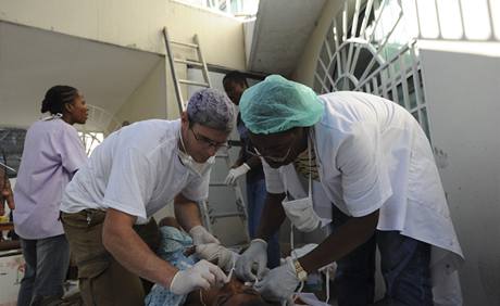 Ped troskami pvodní úrazové nemocnice Léka bez hranic na Haiti pokrauje poskytování zdravotnické pomoci v provizorních podmínkách polní stanové nemocnice. 