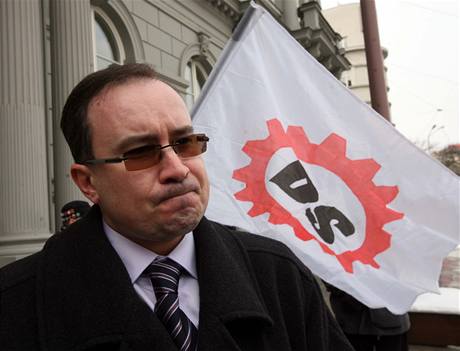 šéf Dělnické strany Tomáš Vandas u soudu, kde začalo jednání o návrhu na rozpuštění strany.