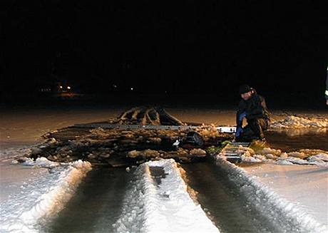 Záchraná u otvoru v ledu na Lipn. Pod automobilem, který si zkracoval cestu po zamrzlé hladin z Frymburku na Frýdavu, se prolomil led. Posádce se nic nestalo.