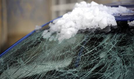 Padající led demoluje auta.