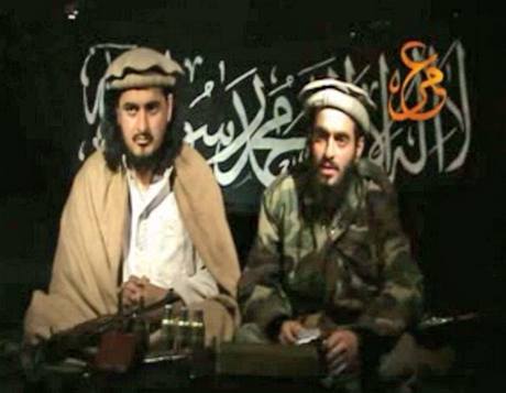Pachatel. Hamám Balaví (vpravo) na videu spolen s novým éfem pákistánského Talibanu.