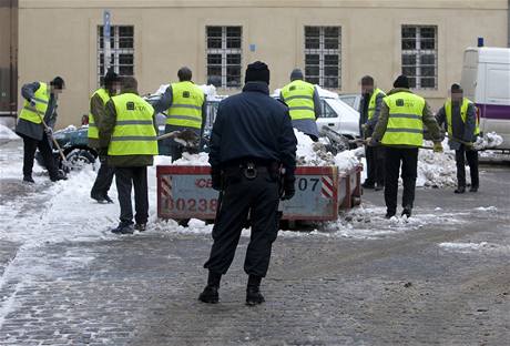 Vězni z Ruzyňské věznice odklízí sníh 