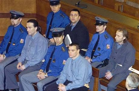 David Berdych (v druhé řadě druhý zleva) a další obžalovaní