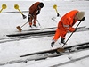 Pracovníci eských drah odklízeli 9. ledna dopoledne sníh z kolejí na pardubickém hlavním nádraí. Vlaky nabíraly z dvodu nepíznivých povtrnostních podmínek a hustého snení a nkolikahodinová zpodní