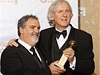 Producent John Landau (vlevo) a reisér James Cameron pózují se Zlatým glóbem za nejlepí film roku Avatar