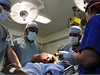 Armádní chirurgové operují dvanáctiletou dívku s vaným poranním hlavy.