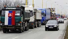 Autodopravci blokovali 11. ledna silnici I/50 mezi Trenčínem a napojením na dálnici D1 na protest proti novému systému elektronického výběru mýta. V řadě tam stálo na 90 kamionů a dalších aut. 