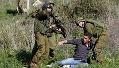Izraeltí vojáci zadreli minulý týden Palestnce, který se zapojil do rvaky s izraelskými osadníky.