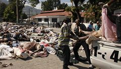 Haiťané staví barikády z těl obětí. Na protest proti bezmoci