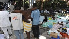 Ped troskami pvodní úrazové nemocnice Léka bez hranic na Haiti pokrauje poskytování zdravotnické pomoci v provizorních podmínkách polní stanové nemocnice. 