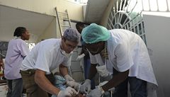 Ped troskami pvodní úrazové nemocnice Léka bez hranic na Haiti pokrauje poskytování zdravotnické pomoci v provizorních podmínkách polní stanové nemocnice. 