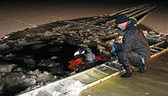 Záchraná� v otvoru v ledu na Lipn�, kde se v noci pod autem prolomil led. Posádce se nic nestalo.