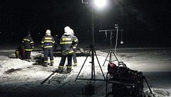 Záchraná�i Lipn�, kde se v noci pod autem prolomil led. Posádce se nic nestalo.
