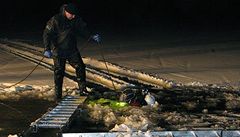 Záchraná�i Lipn�, kde se v noci pod autem prolomil led. Posádce se nic nestalo.