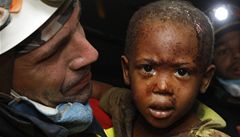 Zzraky z Haiti: po tech dnech rodii vyprostili dt