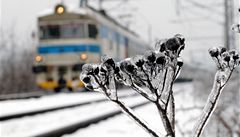 Na silnicch hroz ledovka, v Praze vykolejily dva vlaky