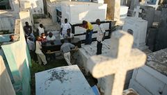 Haitské letiště je pod kontrolou USA, pohřbeno bylo už 15 tisíc obětí