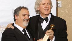 Producent John Landau (vlevo) a reisér James Cameron pózují se Zlatým glóbem za nejlepí film roku Avatar