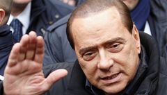 Berlusconi poprv od toku na veejnosti, chce znovu zskat imunitu