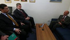 Izraelci v ele s námstkem ministra zahranií Dannym Ajalonem (vlevo) nechali tureckého velvyslance Ahmeta Oguze Celikkola (vpravo) sedt na niím sofa, na stl postavili jen izraelskou vlajku a nepodali mu prý ani ruku. 